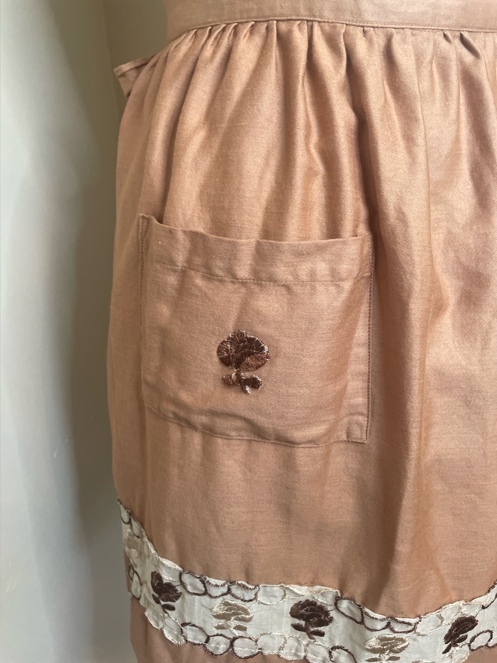 Vintage Brown Embroidered Apron - Picture 3 of 6
